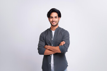 homem jovem bonito modelo sorridente cabelo castanho preto camiseta cinza barba braços cruzados...