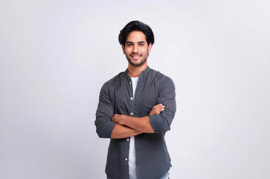 homem jovem bonito modelo sorridente cabelo castanho preto camiseta cinza barba bra&ccedil;os cruzados fundo branco