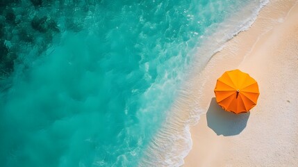 Obraz premium Aerial View of Orange Beach Umbrella on Breathtaking Turquoise Ocean Coastline in Summer