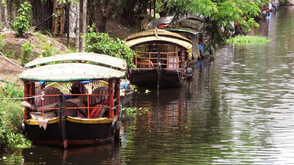 Obraz premium Shikara tourist boats parked in the canal at Alappuzha, Kerala, India