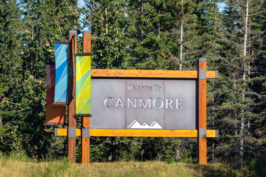 Canmore, AB, Canada. Aug 26, 2024. A welcoming sign with a modern design greets visitors to Canmore, Alberta. The sign features a metal plaque with the town's name and a depiction of the surrounding.