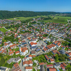 Die Marktgemeinde Marktl am Inn in der Region Inn-Salzach in Oberbayern aus der Luft