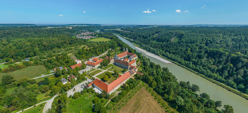 Panoramablick auf das Salzachtal um Raitenhaslach bei Burghausen in Oberbayern