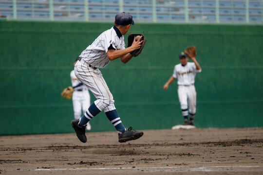 ボールを投げる野球選手