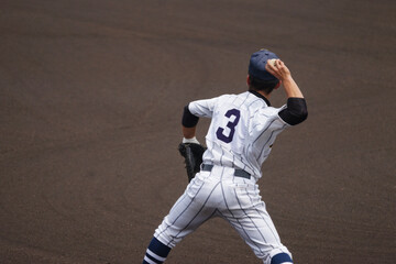 ボールを投げる野球選手