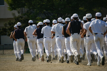 試合前に集団でランニングする野球部員たち