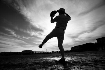 投球練習する投手のシルエット