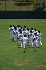 試合前に集団でランニングする野球部員たち
