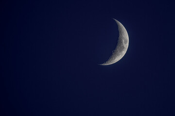 Ein zunehmender Mond am Nachthimmel