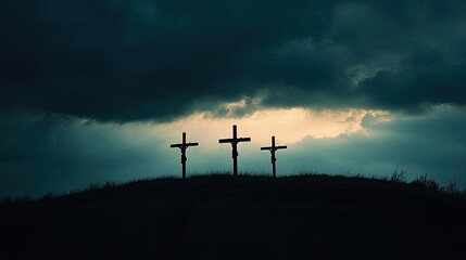 Obraz premium A powerful silhouette of three crucifixion crosses on a hill at dusk, with dark clouds gathering in the background.