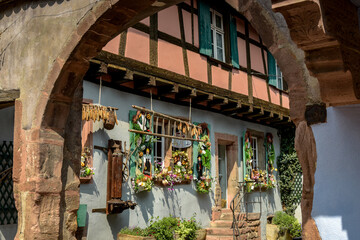 Obraz premium Street view on the beautiful village of Riquewihr in Alsace