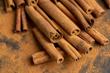 whole spice cinnamon and powdered cinnamon on the table