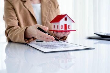 Real estate agent negotiating contract with buyer.