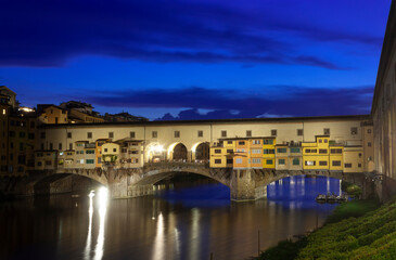 Obraz premium A blue hour view of the Ponte Vecchio
