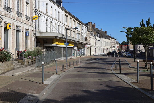 Rue typique, ville de Guise, d&eacute;partement de l'Aisne, France