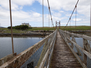 Sponish Suspension Bridge en Lochmaddy, North Uist, Islas Hébridas, Escocia, Reino Unido