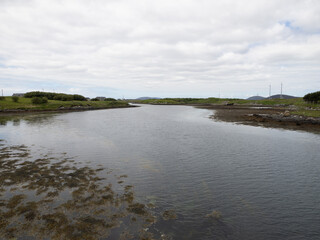 Vistas desde Sponish Suspension Bridge en Lochmaddy, North Uist, Islas Hébridas, Escocia, Reino Unido