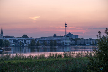 Obraz premium Evening landscape and view of Phoenix Lake in Dortmund Germany