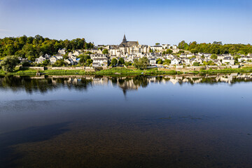 Fototapeta premium Le village de Candes-Saint-Martin et la Collégiale Saint-Martin de Candes.
