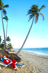 Naklejka premium Santa Claus is on vacation on a tropical beach.