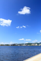 青空が広がる島根県松江市の夏の街並みと宍道湖