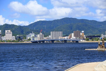 Naklejka premium 青空が広がる島根県松江市の夏の街並みと宍道湖