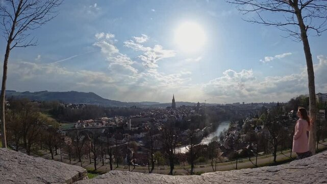 Timelapse vista panor&aacute;mica de ciudad europea al atardecer con el sol brillando sobre el horizonte