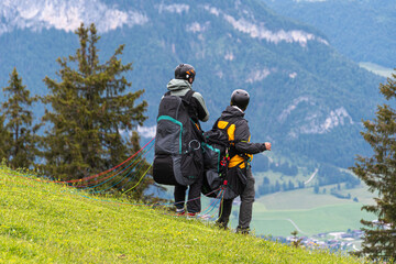 2 Personen vor dem Abspung zu einem Tandemsprung mit einem Gleitschirm © Dieter
