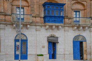 Haus auf der Insel Malta mit blauem Malta-Balkon