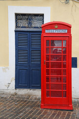 Fototapeta premium Rote Telefonzelle in Marsaxlokk auf der Insel Malta
