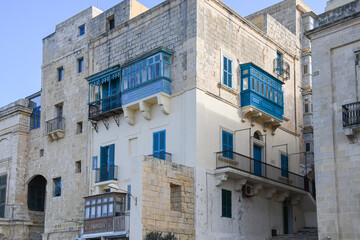 Naklejka premium Haus auf der Insel Malta mit blauen Malta-Balkons