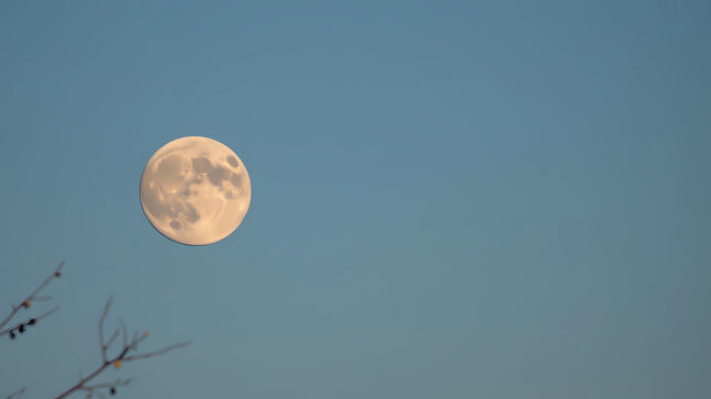 Photo magnifique de la super lune avec un drapeau turque sur la lune