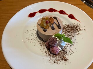 アイスとベリーのおしゃれなデザート
