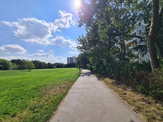 Spaziergang an einem sonnigen Tag mit blauem Wolkenhimmel in Rostock Lichtenhagen