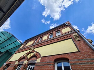Architektur mit blauem Himmel am Hauptbahnhof in Rostock, Mecklenburg - Vorpommern