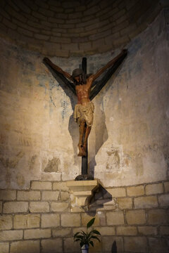 Puente de la Reina. Church of the crucifix. The church houses this exceptional work of medieval imagery, characterized by its "Y" shape. A possible unconfirmed Templar origin is attributed to him