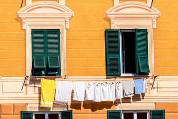 Fenster und Wäscheleine an einem Haus in Italien