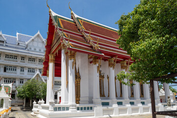 Obraz premium Thailand, August 11, 2024, Wat Phitchaya Yatikaram Worawihan, A stunning temple in Thailand featuring ornate architecture and vibrant colors during a bright sunny day