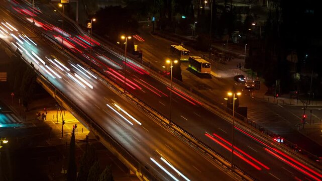 Timelapse de una autopista por la noche en Lisboa, Portugal