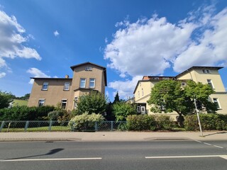 Obraz premium Sicht auf die andere Seite einer Strasse mir Häusern in Mecklenburg - Vorpommern: Für Themen rund ums Wohnen in Bad Doberan/Mecklenburg - Vorpommern, Gentrifizierung, Mieten und mehr