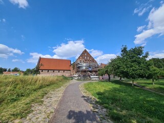 Spaziergang mit Sicht auf das Gelände des Münsterklosters in Bad Doberan, Mecklenburg - Vorpommern