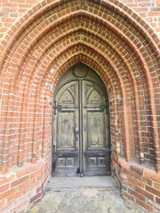 Fototapeta premium eine Eingangstür zur Münsterkirche in Bad Doberan, Mecklenburg - Vorpommern