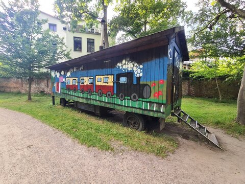 ein sch&ouml;n dekorierter, ehemaliger Waggon, in einem Park in Bad Doberan, Mecklenburg - Vorpommern
