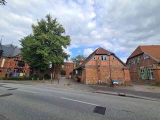 eine Strasse mit Blick auf alte, historische Häuser in Bad Doberan, Mecklenburg - Vorpommern