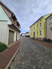 eine Strasse mit Wohnhäusern in Bad Doberan, Mecklenburg - Vorpommern