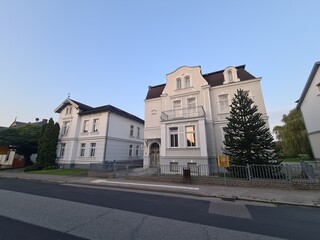 Sicht auf eine Strasse mit Häusern auf der anderen Seite in Bad Doberan, Mecklenburg - Vorpommern