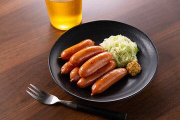 テーブルの上のソーセージとビール