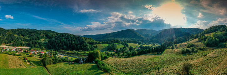Naklejka premium Wapienne, Dolina Popradu, lato widok z powietrza.