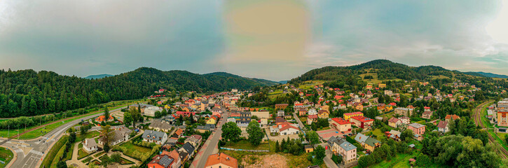 Obraz premium Muszyna, Dolina Popradu, lato widok z powietrza.