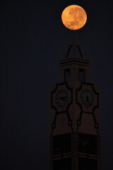 Luna sobre el reloj p&uacute;blico de Pucallpa